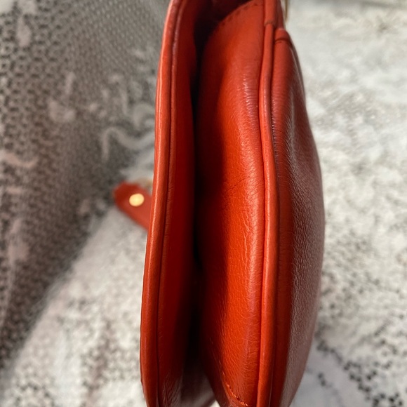 AUTHENTIC TORY BURCH LEATHER CROSSBODY SLING - Picture 13 of 16